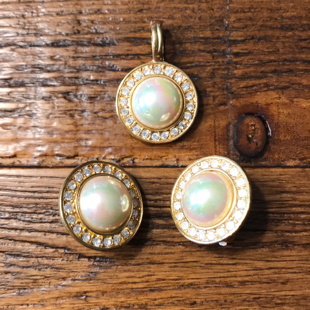 Beautiful fashion earrings and pendant set